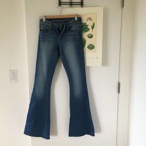blue flare jeans w beachy free-spirit vibes